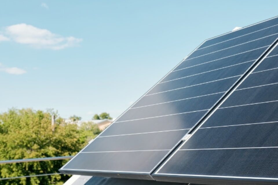 EVIG - Eine Solaranlage auf einem Hausdach, blauer Himmel im Hintergrund